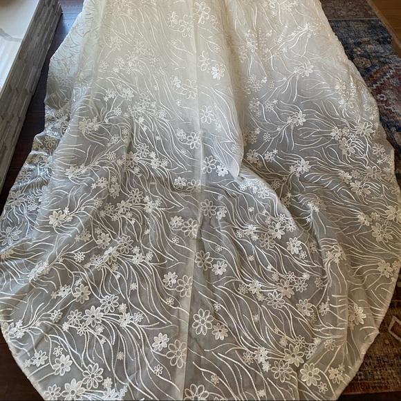 Gorgeous Wedding dress - Picture 15 of 16